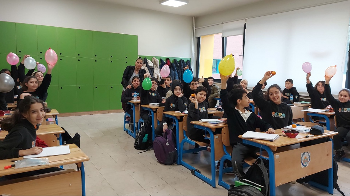 Sosyal Bilgiler Dersi Öğretmeni Songül Kartal Demirhan'ın 6. Sınıflar ile Dünya üzerinde bulunduğumuz konumu anlamayı kolaylaşstırmak için yaptığı çalışma