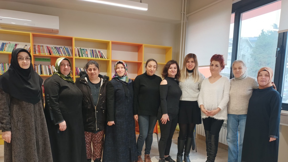 Türkçe öğretmenimiz Aylin Aksoy 5. Sınıf velileriyle yazar Şermin Yaşar'ın 