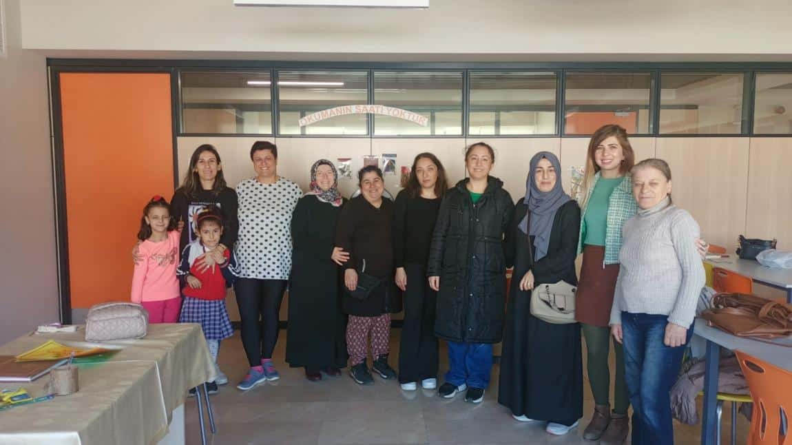 Okulumuz Türkçe öğretmeni Aylin Aksoy'un velilerimizle düzenlediği kitap okuma etkinliğinin üçüncüsü okulumuz kütüphanesinde gerçekleştirildi. Katılım sağlayan velilerimize teşekkür ederiz.